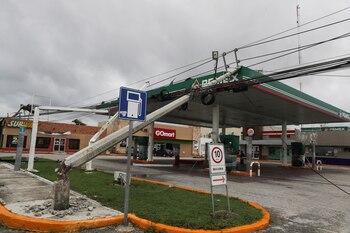 Se ve una gasolinera dañada