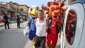 Policías de Perú se disfrazan de las mascotas del Mundial 2026 para capturar a peligroso vendedor de drogas