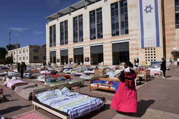 La gente mira colchones y