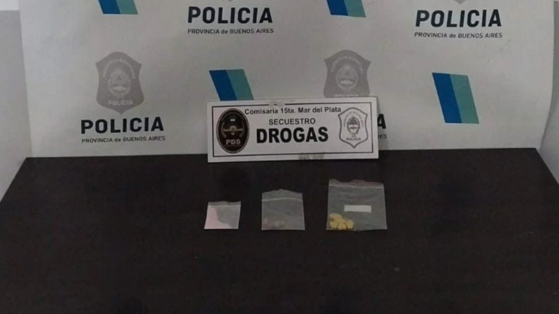 Las pastillas de drogas sintéticas y una sustancia en polvo de color rosa, identificada como TUSI en bolsas ziploc secuestradas (0223).