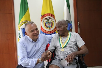 Egidio Hinestroza vive con una de sus hijas y requiere de cuidados especiales por su estado de salud - crédito Alcaldía de Armenia