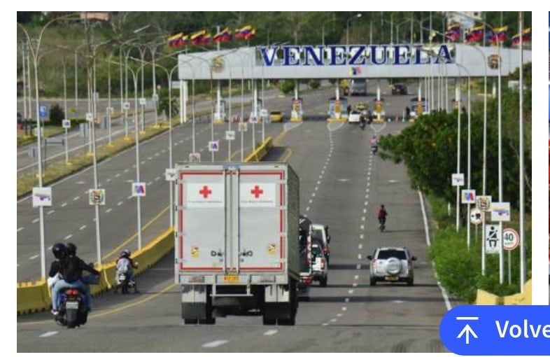 Un camión de la Cruz Roja y otros vehículos transitan por el paso fronterizo de bienvenida a Venezuela (CAF)