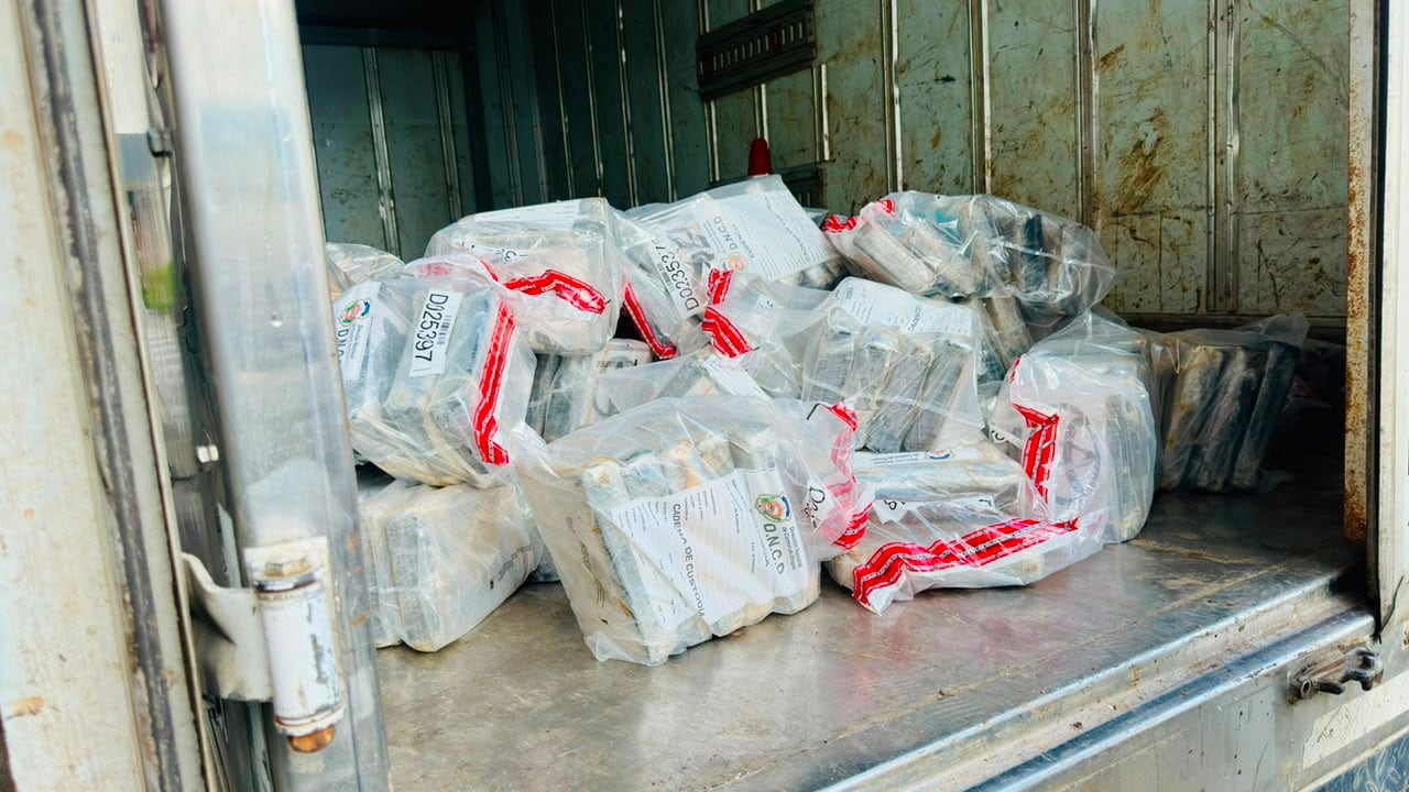 La droga interceptada en una lancha frente a Baní tenía logotipos que las autoridades vinculan con redes de narcotráfico transnacional (Foto cortesía DNCD)