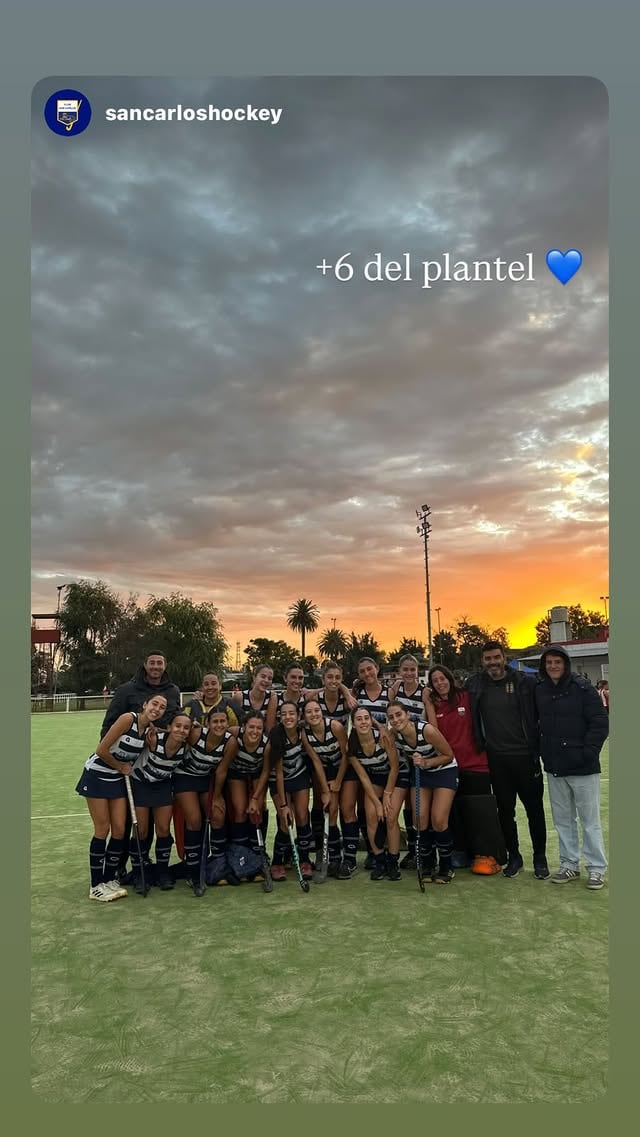 Uma Granata posando junto a sus compañeras del equipo de hockey sobre césped