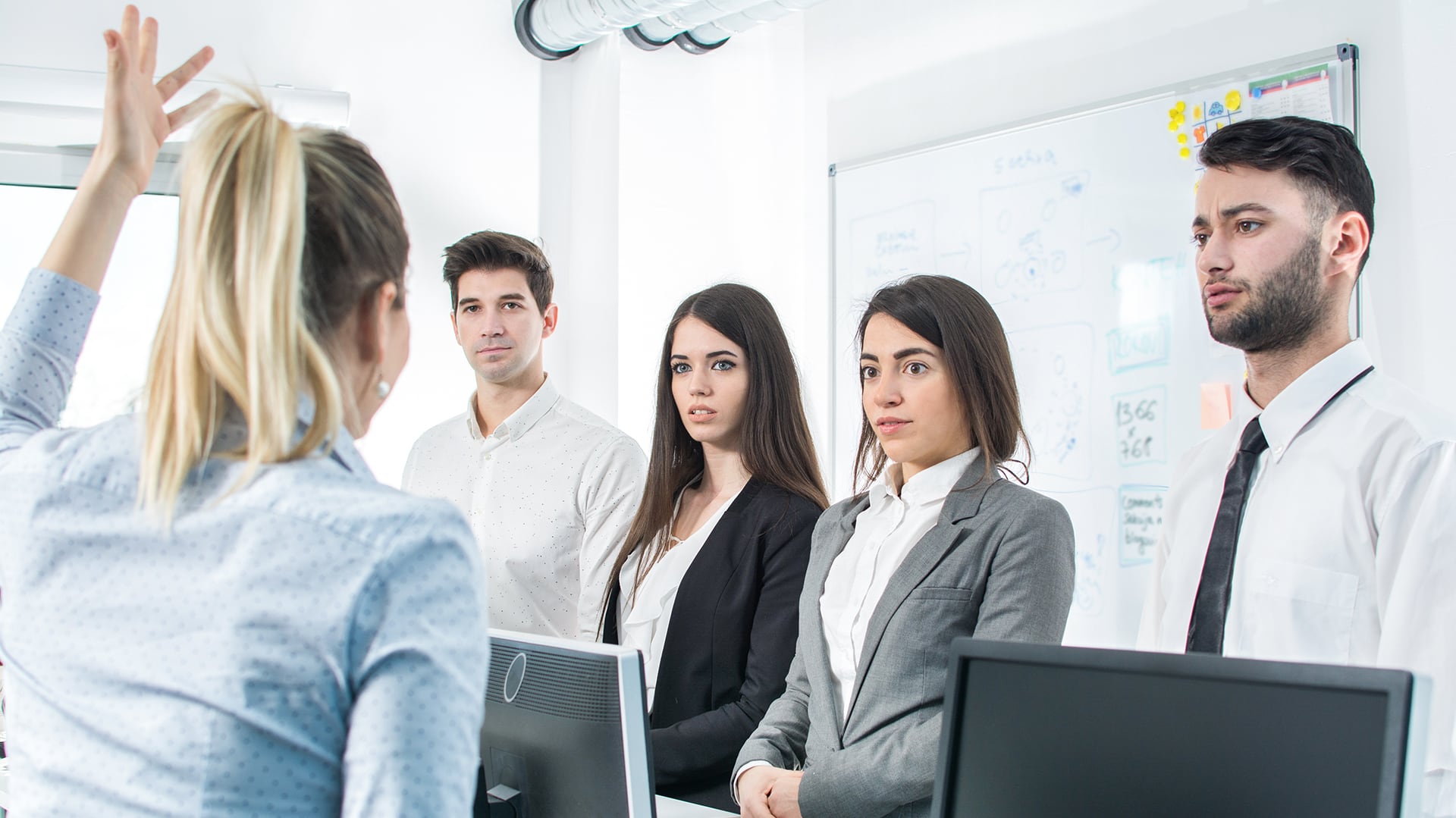 El consultor advirtió que la inteligencia artificial puede reproducir sesgos de quienes la diseñan y que los líderes deben revisar sus propias decisiones