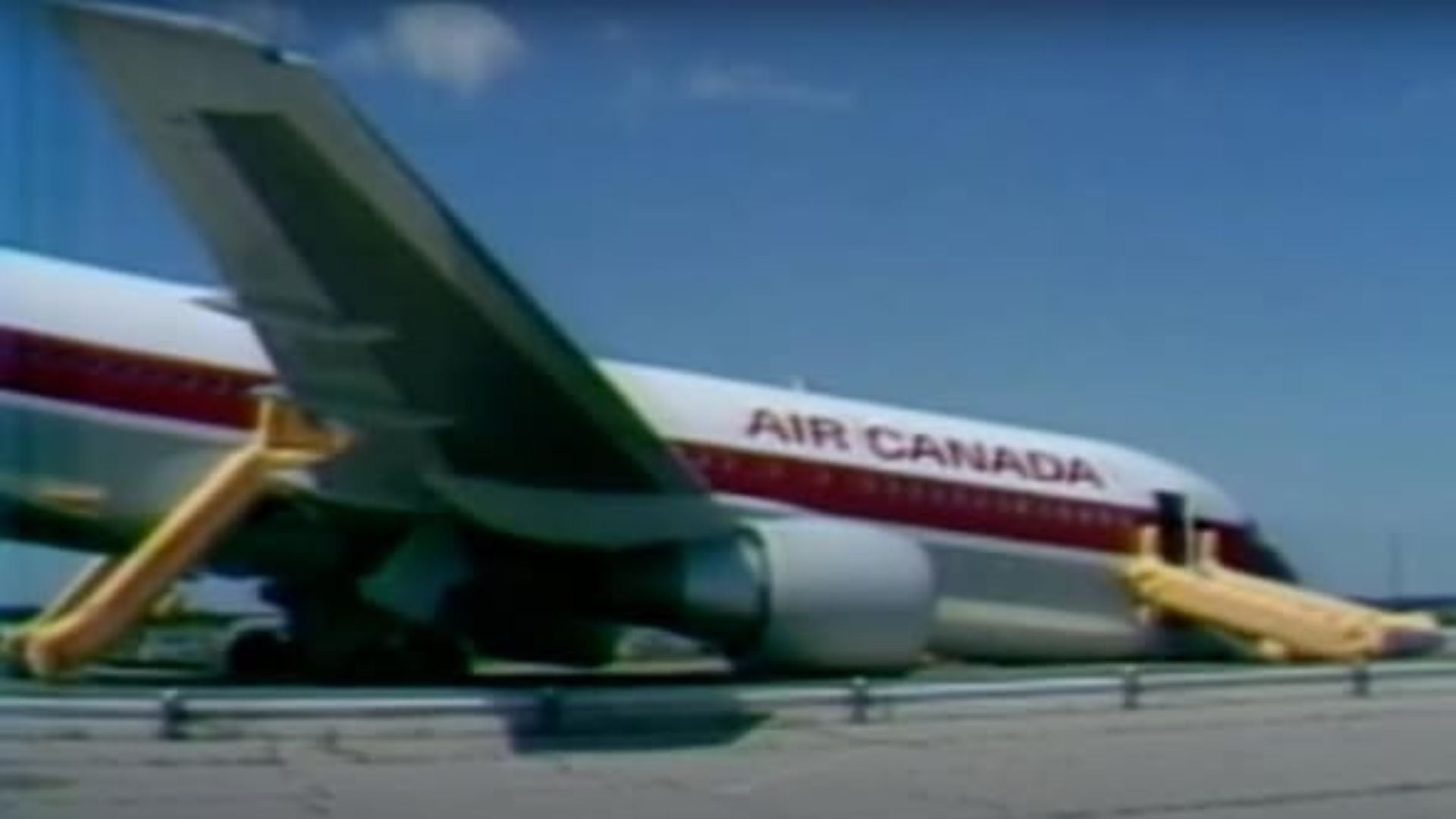 El avión Boeing 767 de Air Canada aterrizó sin combustible tras una cadena de errores en la conversión de unidades de medida (foto: Facebook/Captura)