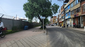 La caja azul se encontró justo en este punto del barrio Britalia, en la localidad de Kennedy - crédito suministrado a Infobae Colombia