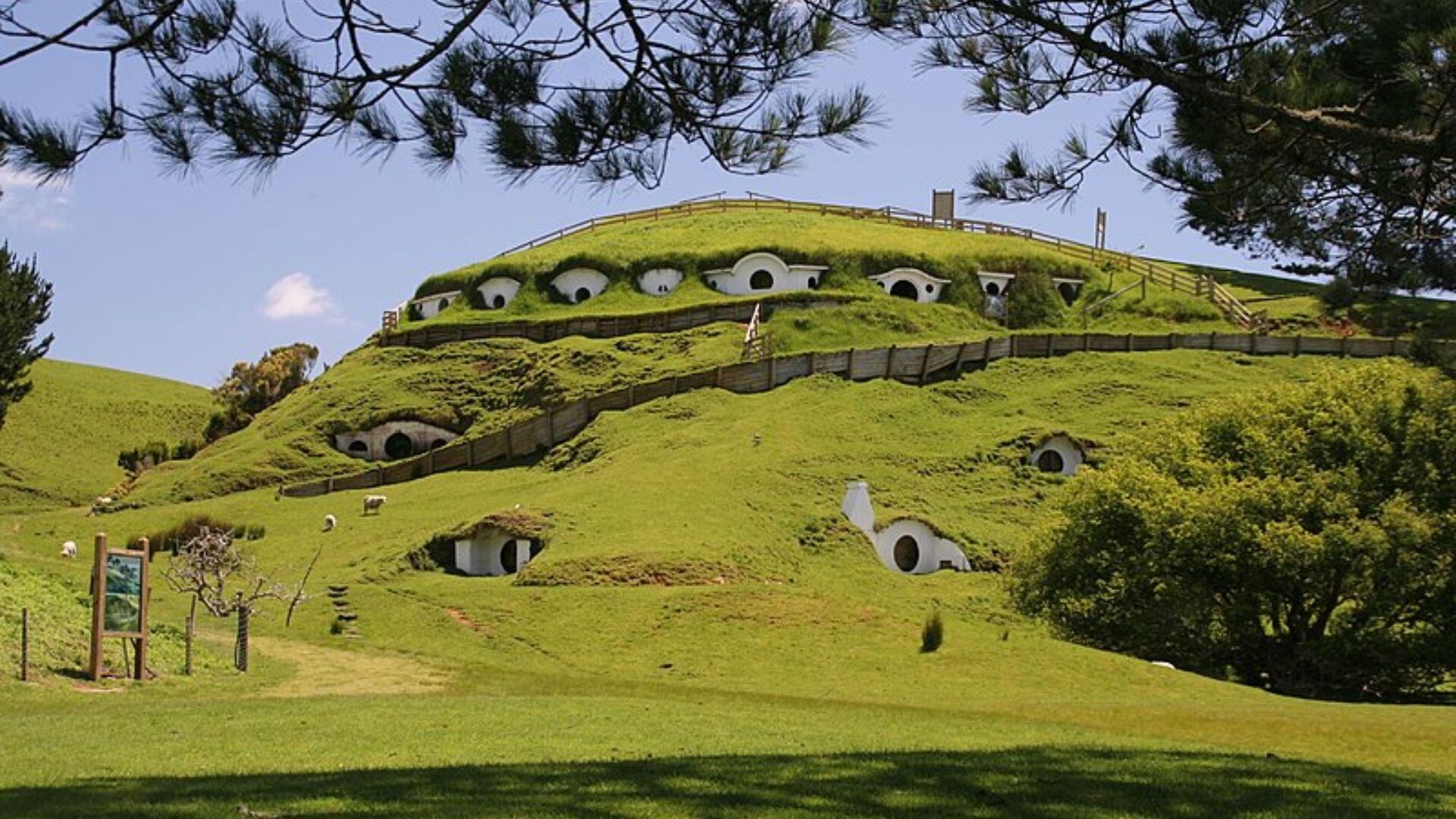 La reconstrucción para 'El Hobbit' elevó el número de casas hobbit a 44 e incorporó nuevos elementos como huertos y un árbol de 35 toneladas (foto: Wikipedia)