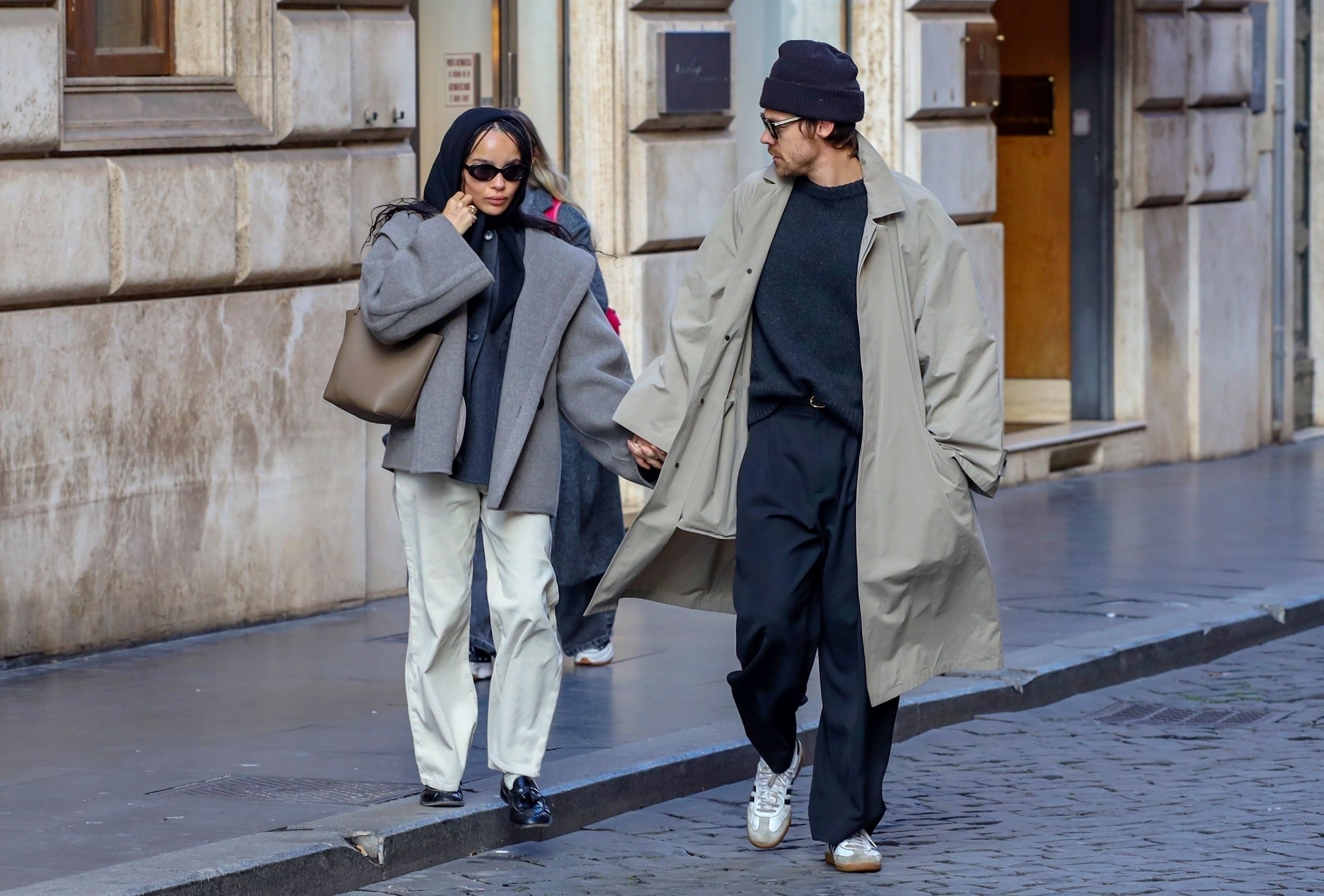 Zoë Kravitz reconoció que la atención pública sobre su relación con Harry Styles y su posible compromiso resulta “abrumadora” (Backgrid UK/The Grosby Group)