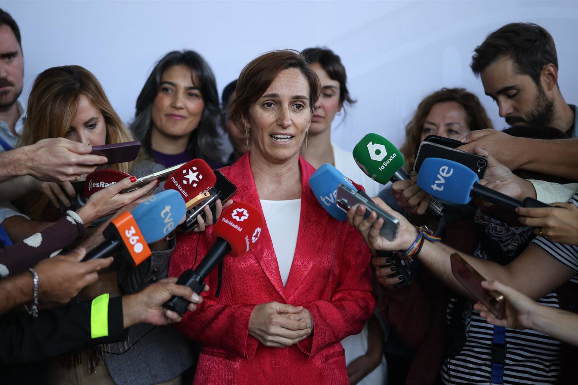 11/09/2026 La ministra de Sanidad, Mónica García, atiende a los medios durante el debate sobre el Estado de la Región en la Asamblea de Madrid, a 11 de septiembre de 2026, en Madrid (España). La presidenta de la Comunidad de Madrid, Isabel Díaz Ayuso, reivindicó la gestión de su Gobierno en la primera jornada del que será el último Debate del Estado de la Región (DER) de la legislatura, con una