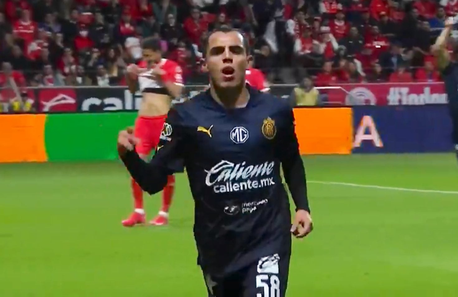 Hugo Camberos tiene contrato con Chivas hasta 2028 y la directiva mantiene el control de cualquier negociación. (Captura de pantalla TUDN)