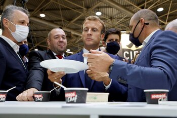 Macron durante la feria de