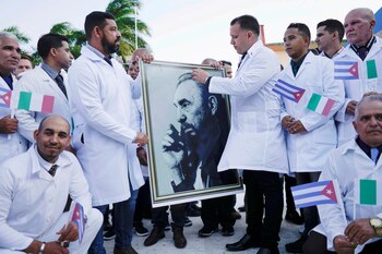 Una brigada de médicos cubanos