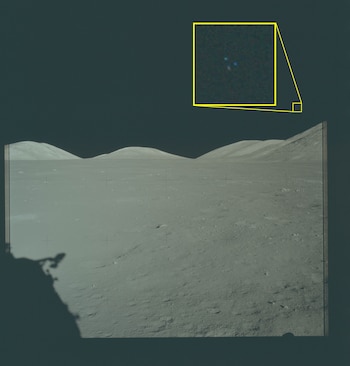 Fotografía de un paisaje lunar desolado con montañas y cráteres, con una caja amarilla que magnifica tres pequeños puntos azules en el cielo oscuro