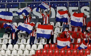 Aficionados de Paraguay animan en