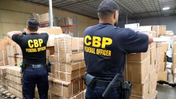 Oficiales de la CBP revisan