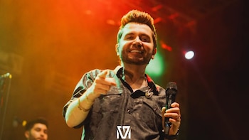 Atacan a balazos el autobús del cantante Memo Garza en Puebla: un miembro de la agrupación resultó herido