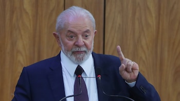 Lula discute con directivos del