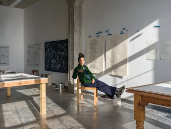 La artista Bethany Collins, fotografiada