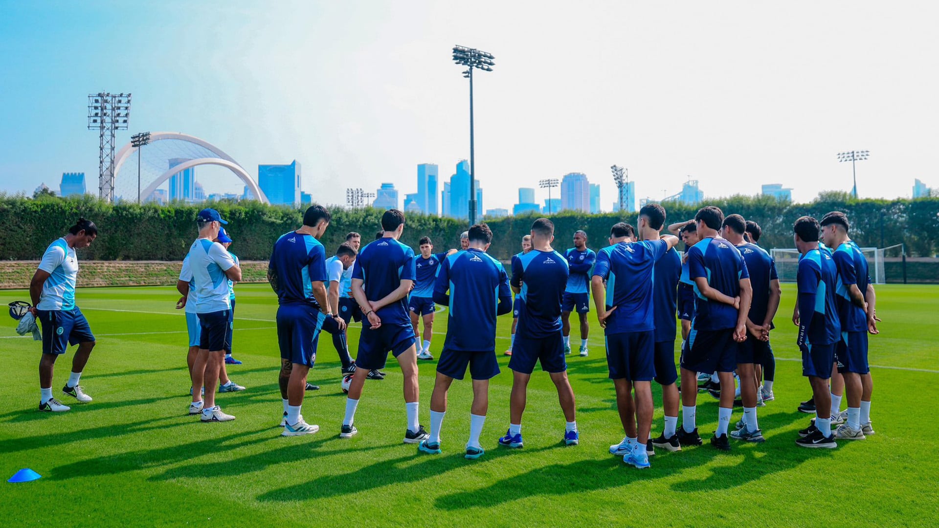 Tras partir el sábado por la madrugada con un itinerario que incluyó dos escalas, Cruz Azul aterrizó este lunes en Doha, Qatar para encarar su primer compromiso en la Copa Intercontinental frente al Flamengo.Crédito: X: Cruz Azul