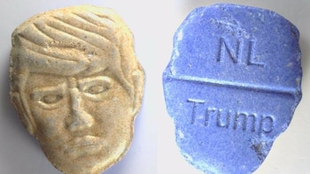 Dos comprimidos, uno de color claro con un rostro grabado y otro azul con el texto NL y la palabra Trump