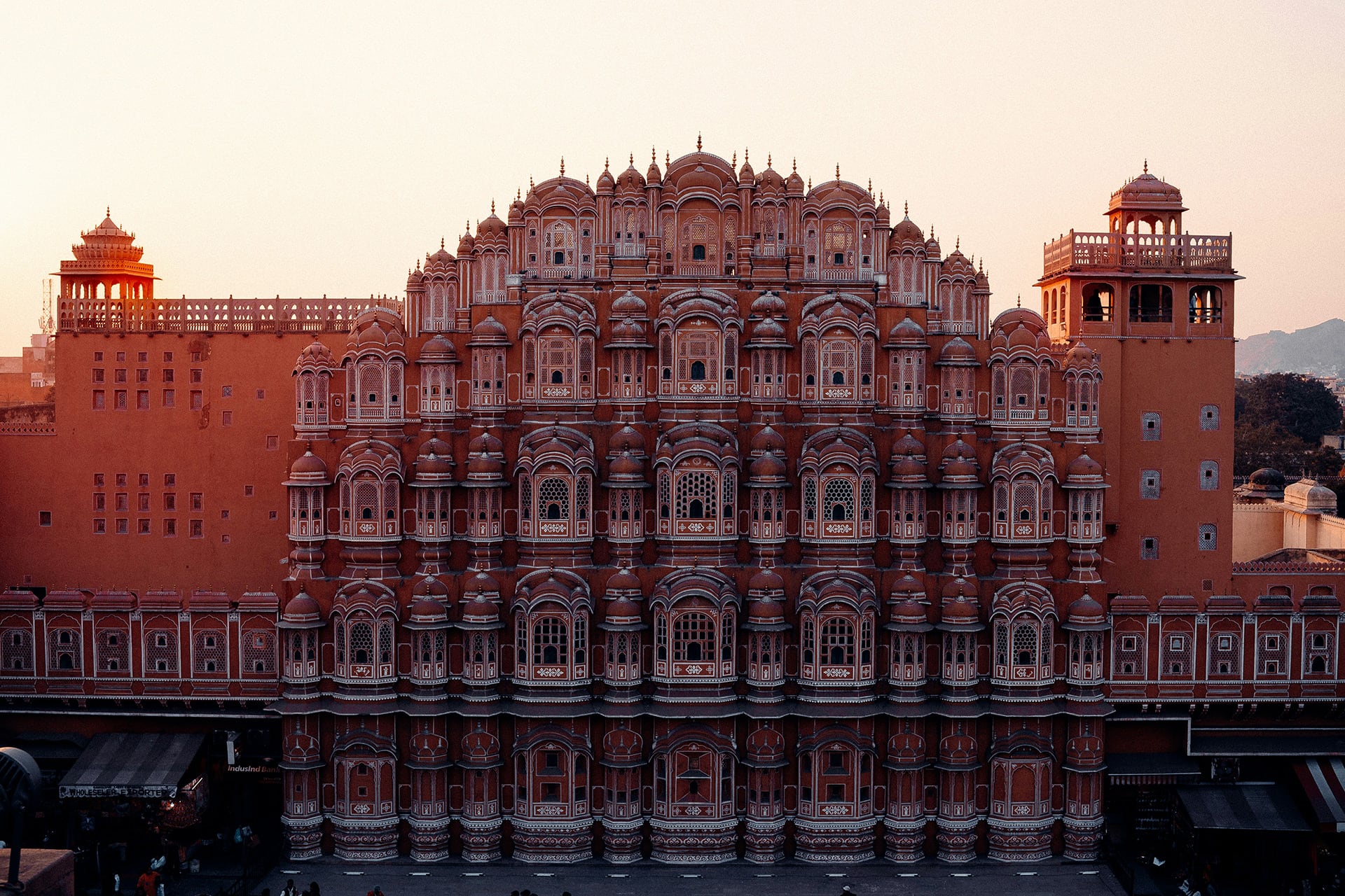 El palacio Hawa Mahal presenta su fachada de arenisca rosada con múltiples ventanas ornamentadas en la ciudad de Jaipur, India. (Unsplash)