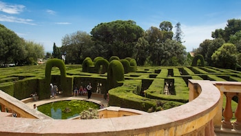El parque secreto de Barcelona con un laberinto de cipreses, esculturas y jardines románticos