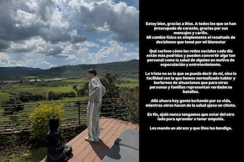 Un hombre sobre una terraza de madera contempla un paisaje verde junto a una cabeza de Buda y un texto impreso sobre fondo negro.