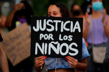 Manifestantes en una protesta contra los casos de abuso recientes a menores en albergues gubernamentales. EFE/Bienvenido Velasco/Archivo