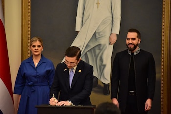 Reunión entre Laura Fernández, presidente de Costa Rica, y Nayib Bukele, presidente de El Salvador.
