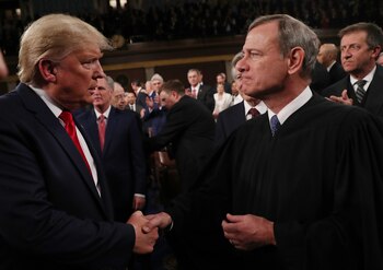 Trump y John Roberts (REUTERS/Leah