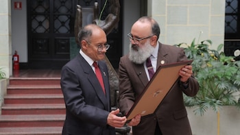 La trayectoria de Sergio Parada Higueros es reconocida con el Cambio de la Rosa de la Paz en Ciudad de Guatemala