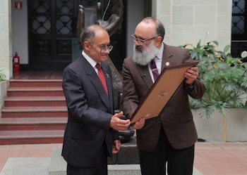 Sergio Parada Higueros recibe la Rosa de la Paz en el Palacio Nacional de la Cultura por su trayectoria en la inclusión de la comunidad sorda. (Cortesía: Ministerio de Cultura y Deporte)