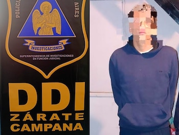 Un hombre joven con el rostro pixelado, vestido con un buzo azul oscuro, de pie junto a un escudo de la DDI Zárate Campana