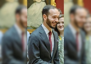 Livio Mazzoleni da un apretón