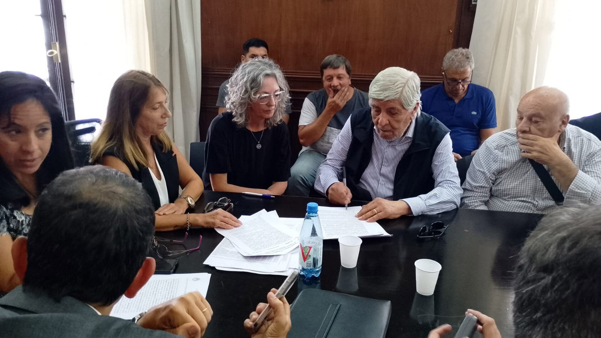 Hugo Moyano firma las paritarias de Camioneros en Trabajo