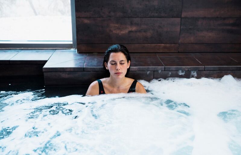 Cleveland Clinic advierte que el jacuzzi no es recomendable para mujeres embarazadas ni personas con heridas abiertas o tatuajes recientes