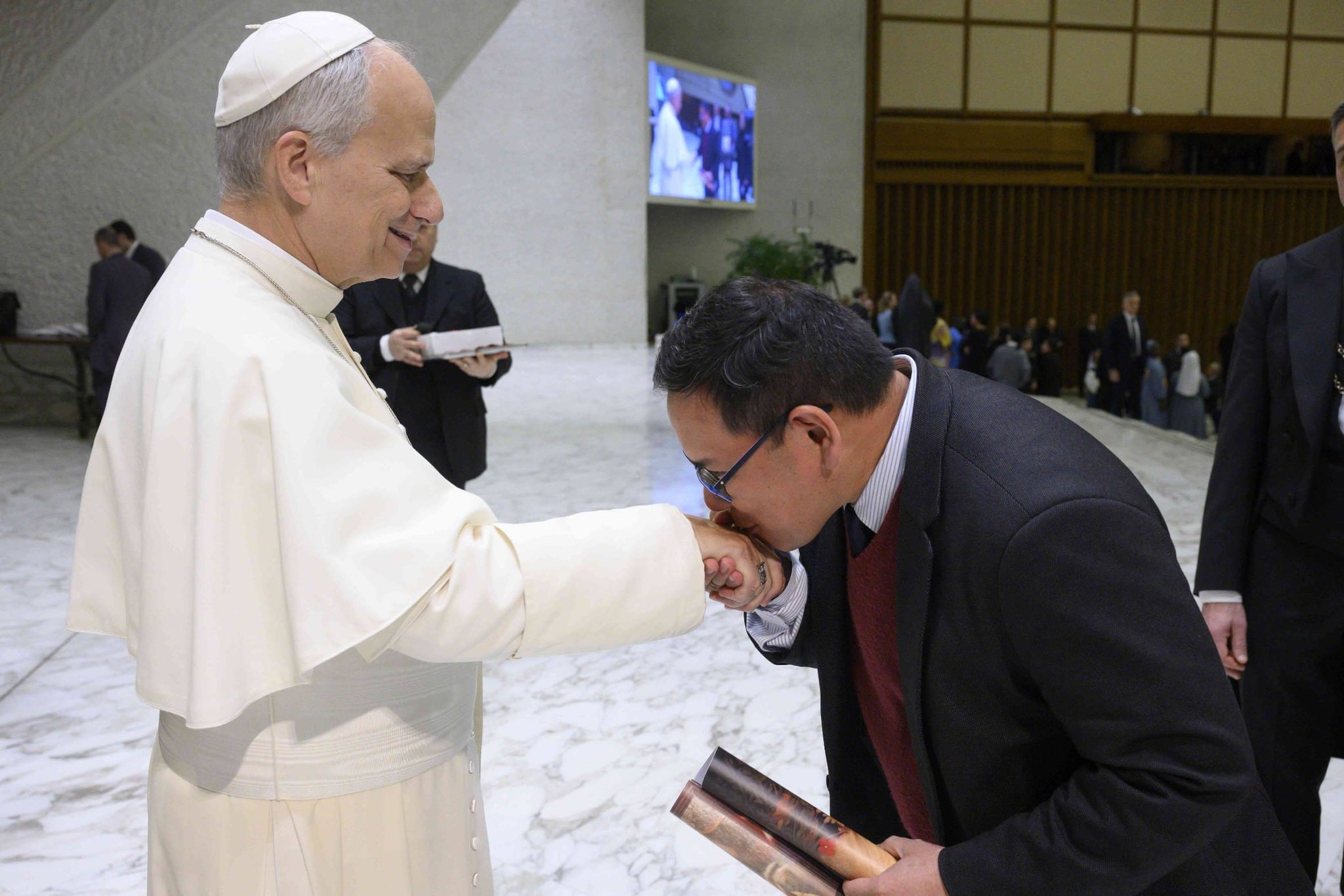 Luis Enrique Cam entregó al papa León XIV una copia del retrato histórico de Santa Rosa de Lima para destacar el valor espiritual y cultural de la santa durante la presentación de su documental “Una rosa para el mundo” en el Vaticano. Foto: Luis Enrique Cam