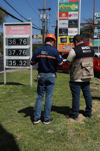 Las autoridades de Guatemala verifican el cumplimiento del subsidio a combustibles en 94 estaciones de servicio durante el primer día de vigencia. (fotografía: Diario de Centroamérica)
