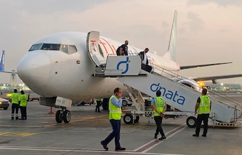 Turistas israelíes descienden de un avión de FlyDubai que partió del Aeropuerto Internacional Ben-Gurion de Tel Aviv y aterrizó en Dubái, Emiratos Árabes Unidos (AP/Malak Harb, File)