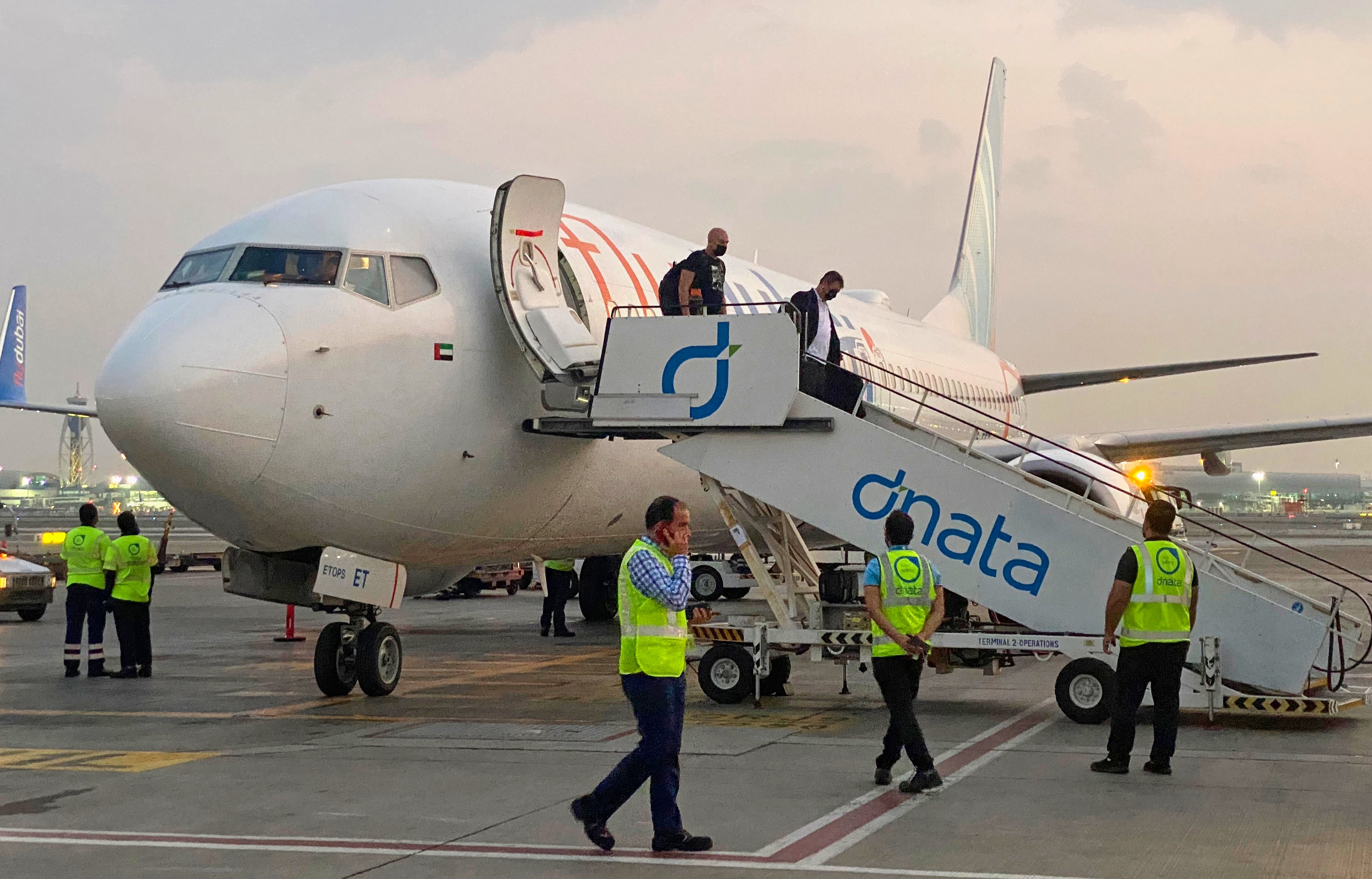 Turistas israelíes descienden de un avión de FlyDubai que partió del Aeropuerto Internacional Ben-Gurion de Tel Aviv y aterrizó en Dubái, Emiratos Árabes Unidos (AP/Malak Harb, File)
