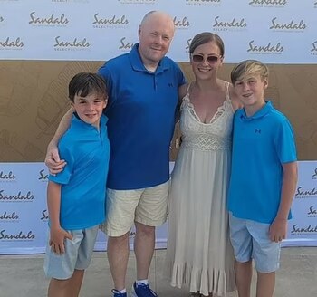 El policía junto a su