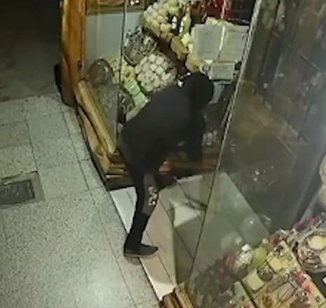 Las cámaras de seguridad registraron la secuencia del asalto y mostraron la rapidez con la que actuaron los delincuentes (Infobae en Vivo)
