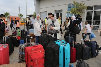 Palestinos llegan a un cruce