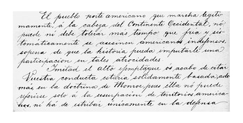 Primer plano de un documento manuscrito en cursiva sobre papel blanco, con texto oscuro legible que incluye las palabras "doctrina de Monroe"