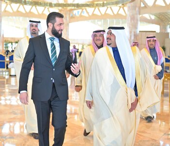 Ahmed al-Sharaa viajó a Arabia Saudita en su primer viaje oficial tras el derrocamiento de Bashar al Assad (Agencia de Prensa Saudita/Folleto vía REUTERS)