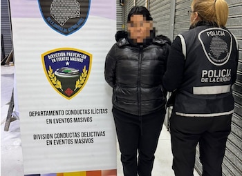 Una de las detenidas en la redada de la Feria Copacabana
