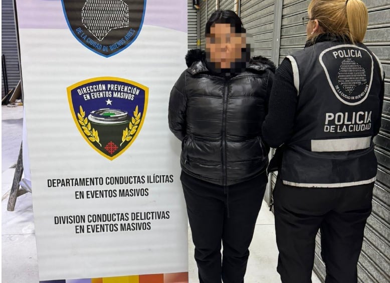 Una de las detenidas en la redada de la Feria Copacabana
