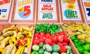 Vista de frutas y verduras hechas con bolsas de plástico, en la instalación de arte "Supermercado de bolsas de plástico", el 23 de octubre de 2020 en la plaza de Times Square, en Nueva York (EE.UU.). EFE/Jorge Fuentelsaz