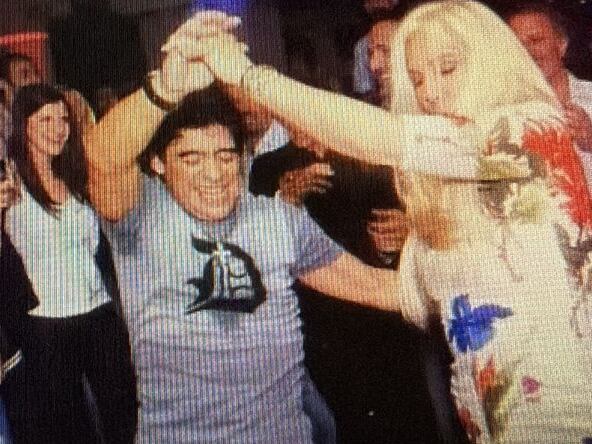 Maradona baila con Susana Giménez en su fiesta de cumpleaños. Y luce la remera gris que es subastada